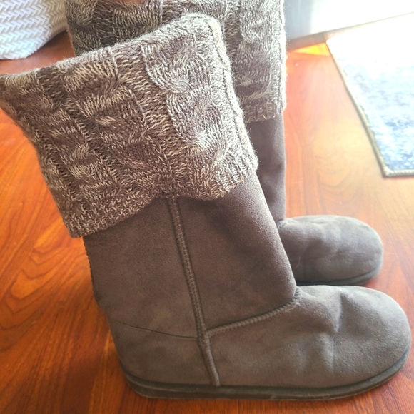 Size 7 faux fur lined boots - Picture 1 of 4